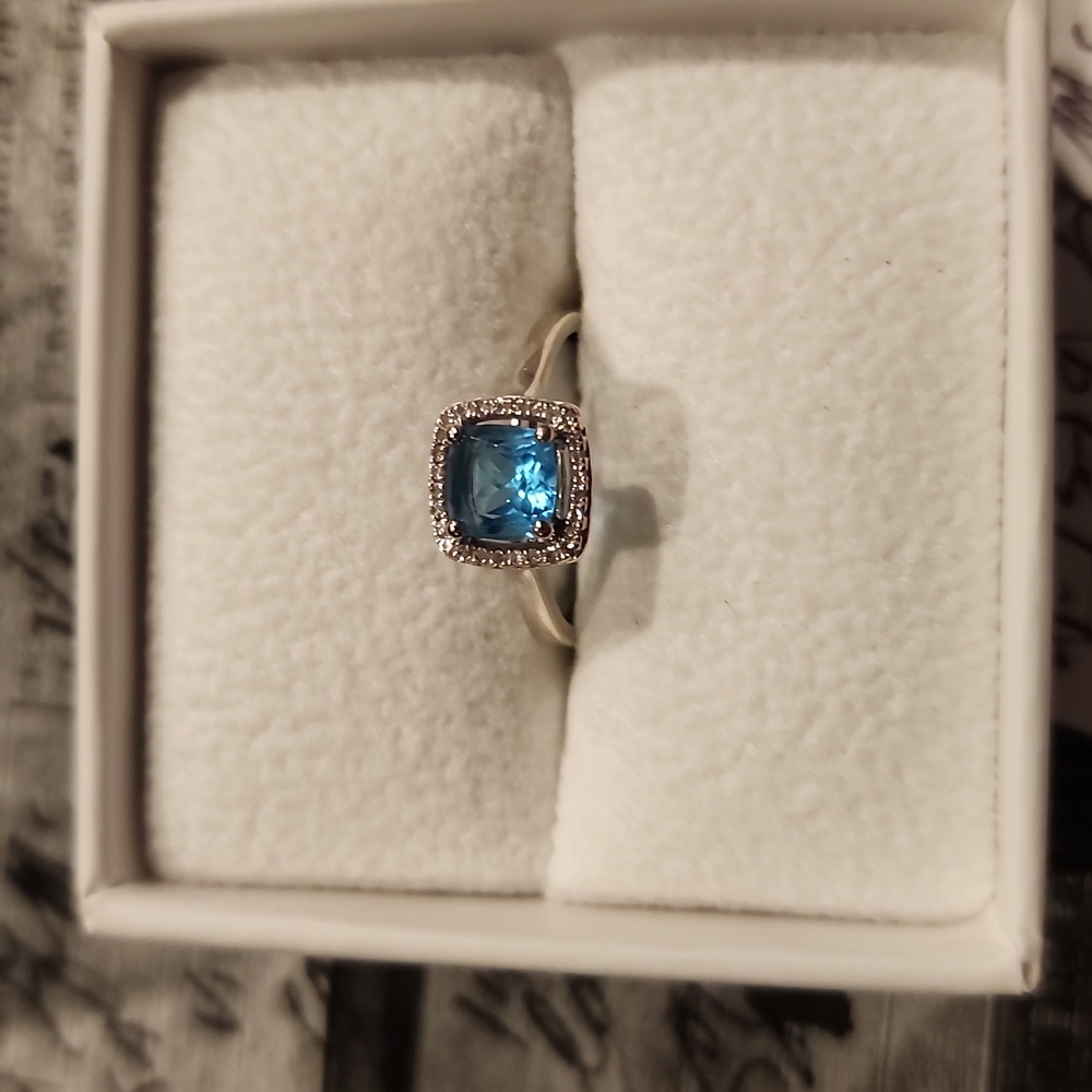 14k White Gold Ladies Blue & Diamond Ring ring